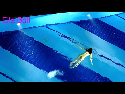 ❤️ Nu mă pot opri din privit, tânără blondă surprinsă înotând goală în piscina stațiunii ELLA BOLT ❌  at ro.centr-klassiki.ru ❤